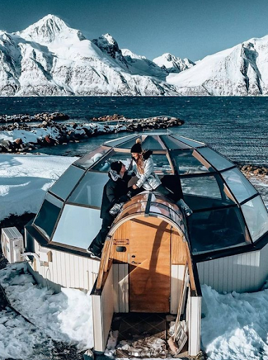 WorldJuanderer's tweet photo. Step inside the glass igloos of Lyngen North in Norway and you’ll be transported to a frigid yet comfortable sanctuary with unobstructed views of the icy Lyngen alps, majestic fjords, and the ever-awaited Northern Lights. Few experiences compare to this modern wonder. https://t.co/qLboYc5uSA