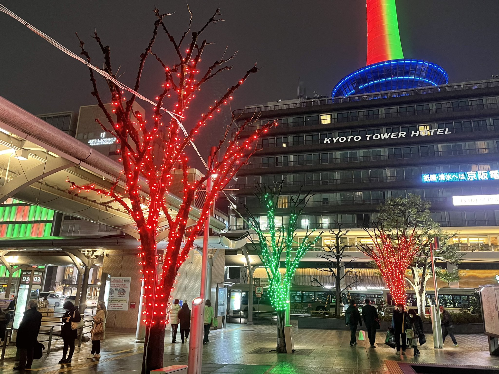 京都駅ビル 公式 クリスマスの2日間は京都タワー ローム京都駅前ビル 京都駅前北口広場がクリスマスツリーをイメージした赤 緑の2色に点灯しております 皆様メリークリスマス 京都 京都駅 京都駅ビル イルミネーション ときめき