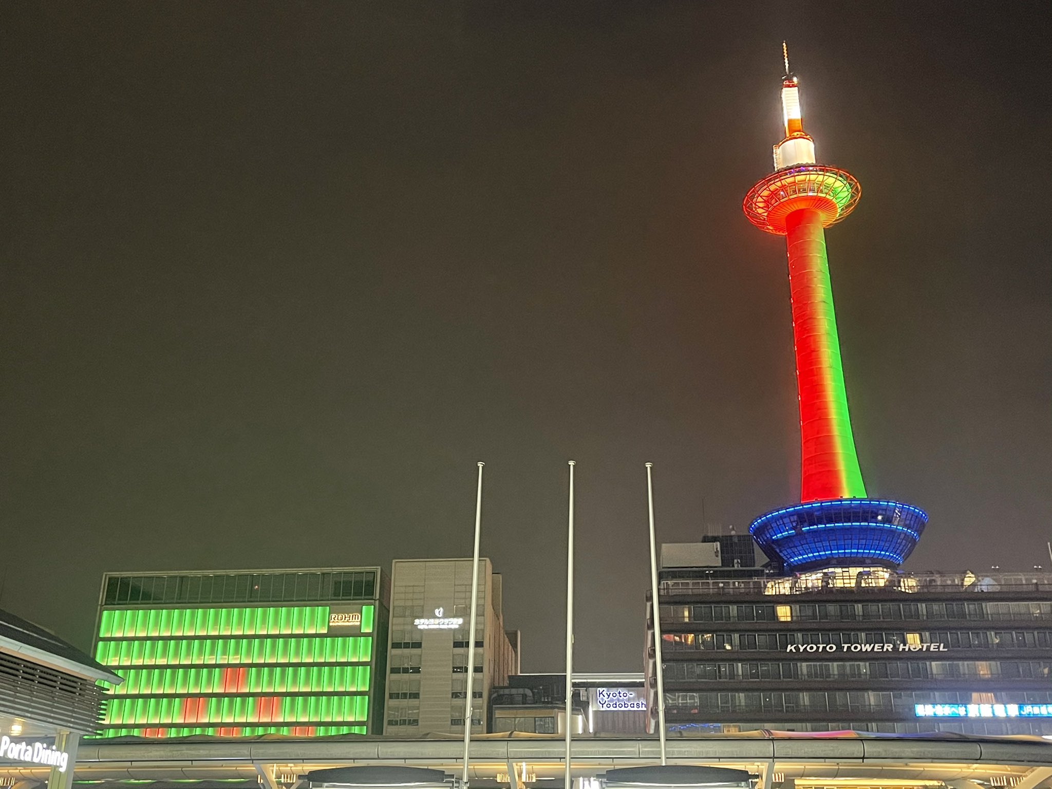 京都駅ビル 公式 クリスマスの2日間は京都タワー ローム京都駅前ビル 京都駅前北口広場がクリスマスツリーをイメージした赤 緑の2色に点灯しております 皆様メリークリスマス 京都 京都駅 京都駅ビル イルミネーション ときめき