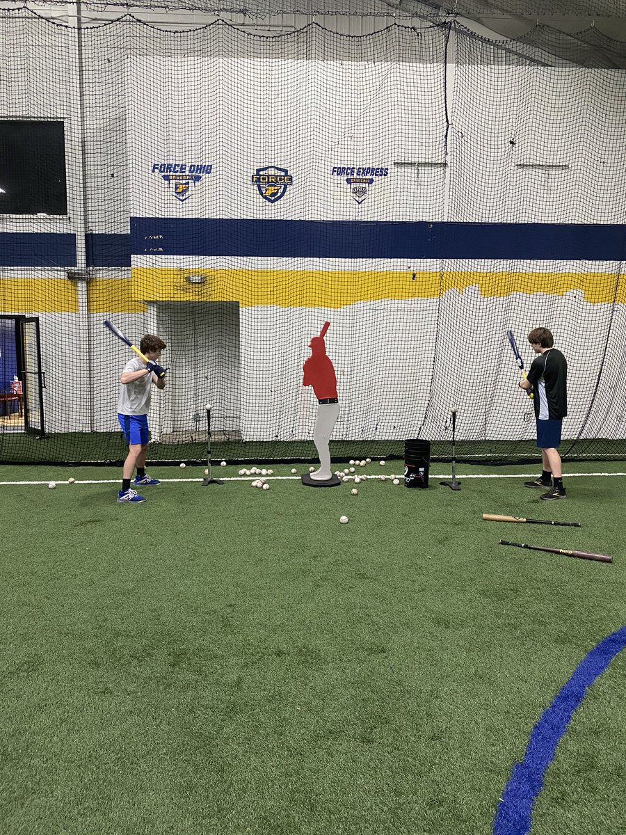 A few of our 16u guys Randar and Sullivan getting some early morning hacks here on Christmas Eve 💪