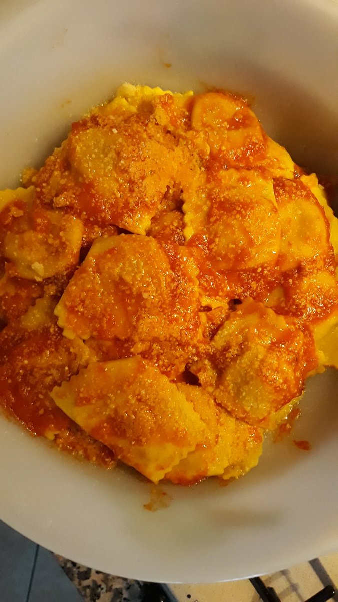 tagliavini76's tweet photo. Prima il piacere🚲🚲🚵♂️...poi il DOVERE😂😜🥘🥞 #buonavigilia gentaccia😉 #tortellidizucca #tantafame #cyclinglife https://t.co/0PAq22vdTR