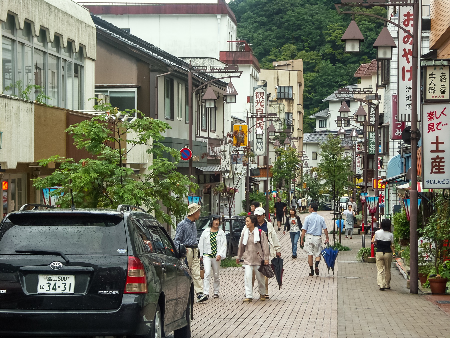 三日画師 宇奈月温泉の温泉街 宇奈月 郵便局のある おもかげ通り 中央を真っ直ぐに貫く 中央通り 周囲をぐるりと廻る 湯の町通り 三本の通りが宇奈月温泉駅前の踏切のところに集まっている 05年8月15日撮影 T Co Uzojit81 Twitter