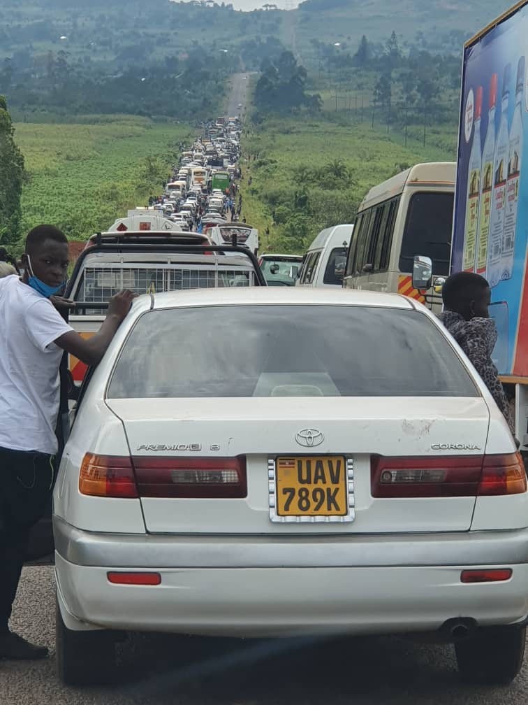 NewsCentralTV's tweet photo. Heavy gridlock at Sembabule road causing hardship for commuters heading to Mpigi from Gomba as Ugandan Opposition leader Bobi Wine is stopped from proceeding to kanoni.
#AfricaFirst #bobiwine #Uganda #Sembabule #Mpigi #Gomba #kanoni https://t.co/VDs20gi7nn