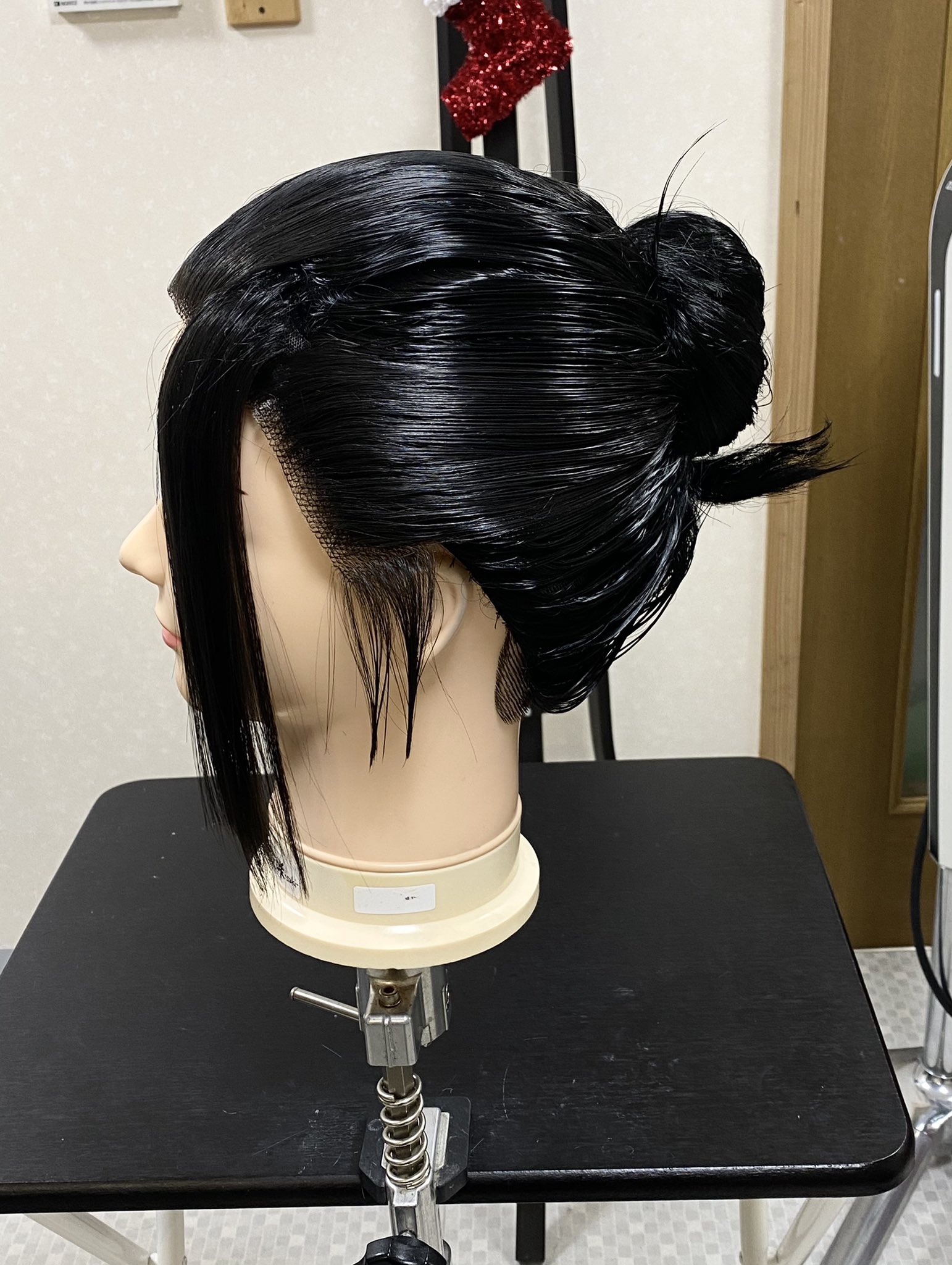 咲 ゆじぴいっぱい吸う 呪術廻戦 夏油傑 呪術高専 風ウィッグを作らせて頂きました 下ろしたら肩甲骨まで長さが残るようにセットしてます 法衣ver の夏油さんも出来ますね ﾔｯﾀﾈ お団子の大きさも長さの割には小さくするように 頑張りました