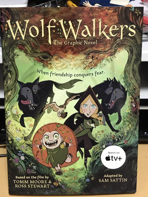 帰宅したら届いていた「Wolf Walkers The Graphic Novel」中身がどんなのかわかんないけどとにかく買っちまえ!とポチっていたモノですが、「グラフィックノベルだから割と挿絵が入った小説かな?」の予想を大きく裏切り…なんとアニメコミックでしたわ!ウルフウォーカー好きな方にオススメですよ。 