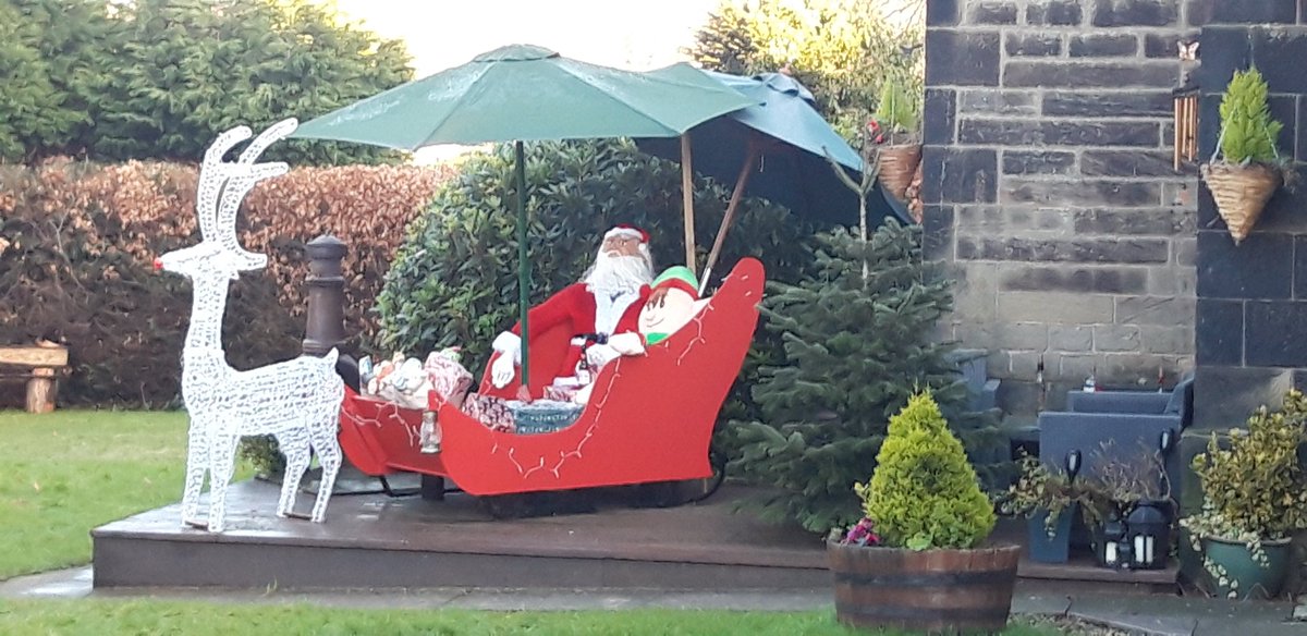 loonylankylegs's tweet photo. I found Santaaaaaa!!! @GreatPlace_WE he is in Wentworth, South Yorkshire #SantasLittleHelper #elfdog #Elf https://t.co/RWx6Jq9idS