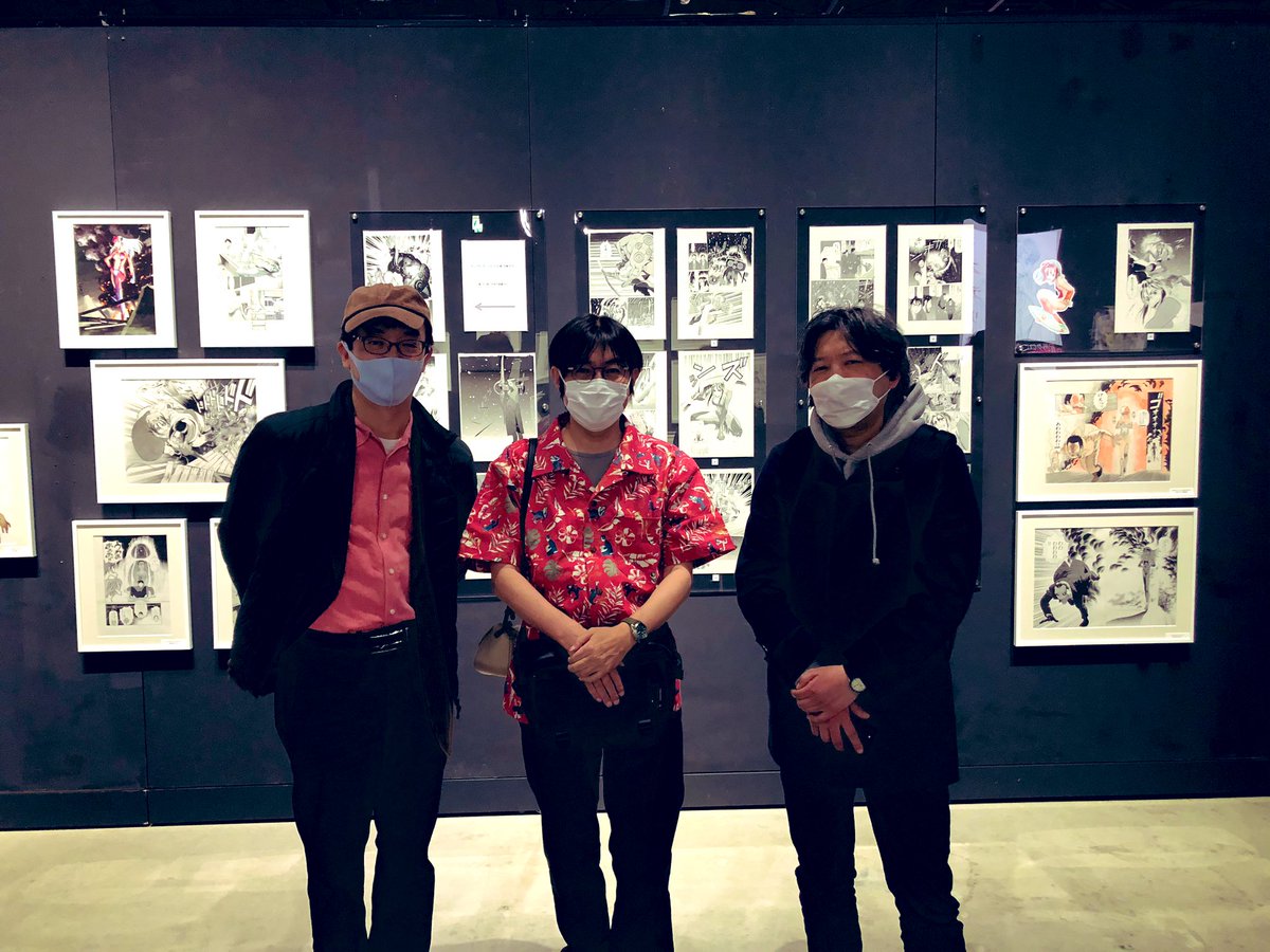 そして会場で歓談中のお三方に挨拶しつつパチリ。ゆうきまさみさん、とり・みきさん、氷川竜介さん。ゆうきさんご着用のアロハは受注販売の今回の展覧会オリジナル、私も早速ゆうきさんとお揃いの赤を購入しましたよ^^ #ゆうきまさみ展 