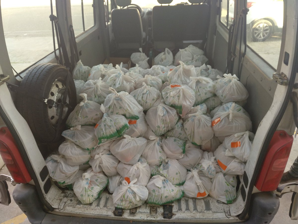 mushocordoba's tweet photo. Ya en casa y con los 500 menús camino de ser entregados a sus destinatarios. Emociones encontradas. Ojalá llegue el día en que no haga falta ser solidario para que todos los cordobeses cenen dignamente en Nochebuena.
Muchas gracias a todos por tener tanto corazón.
@cocinillasccf https://t.co/tp41uRfNOm