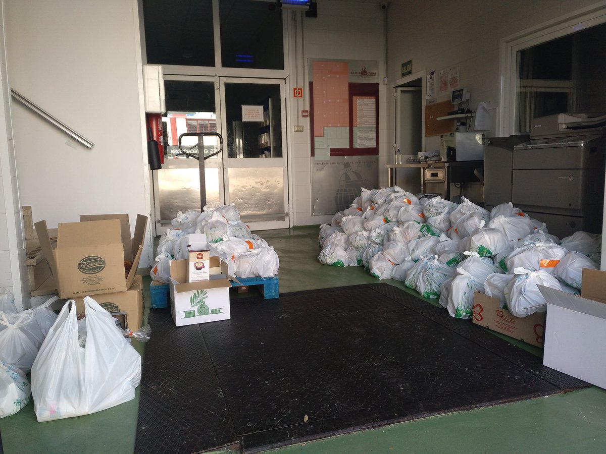 mushocordoba's tweet photo. Ya en casa y con los 500 menús camino de ser entregados a sus destinatarios. Emociones encontradas. Ojalá llegue el día en que no haga falta ser solidario para que todos los cordobeses cenen dignamente en Nochebuena.
Muchas gracias a todos por tener tanto corazón.
@cocinillasccf https://t.co/tp41uRfNOm
