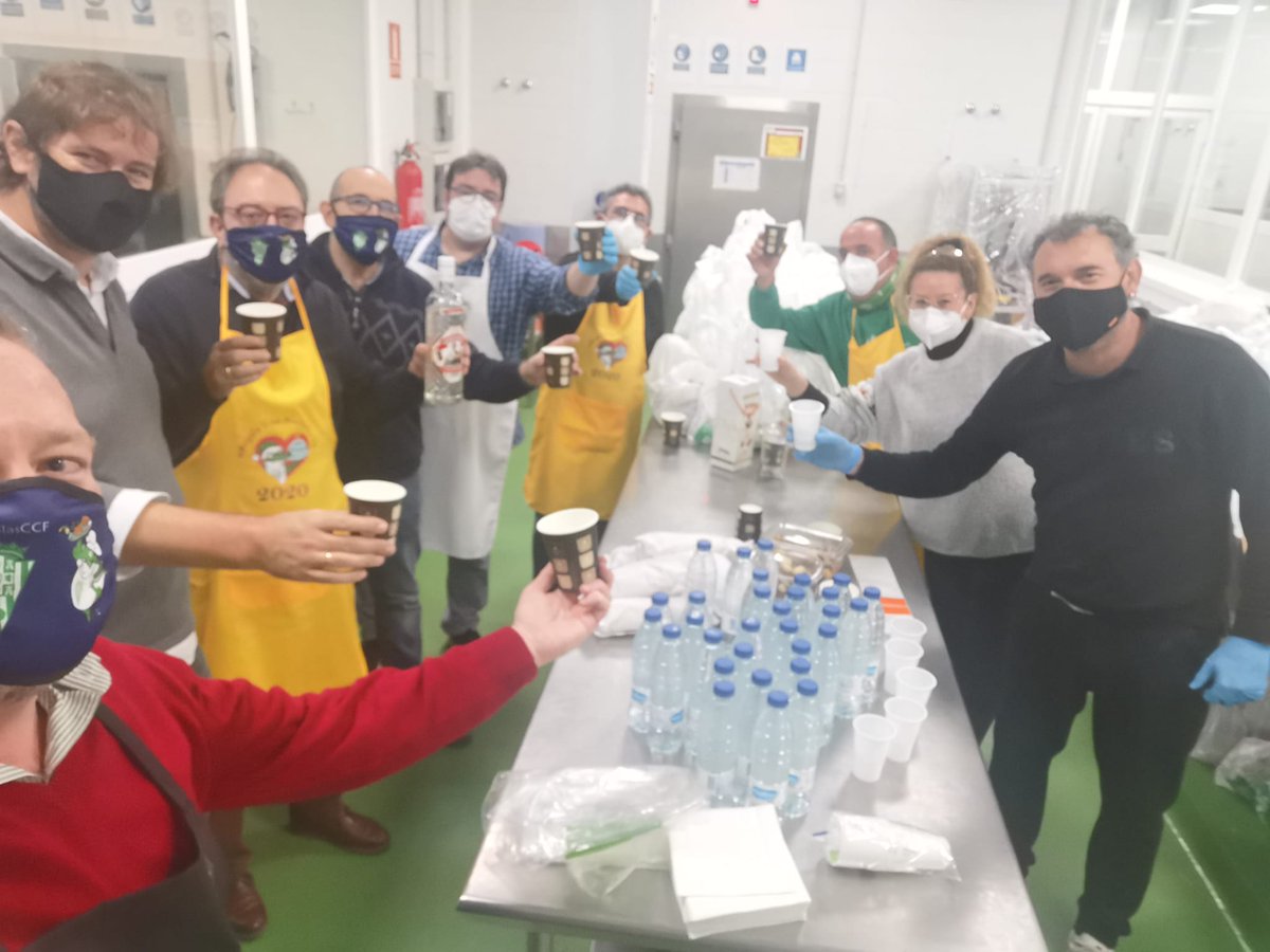 mushocordoba's tweet photo. Ya en casa y con los 500 menús camino de ser entregados a sus destinatarios. Emociones encontradas. Ojalá llegue el día en que no haga falta ser solidario para que todos los cordobeses cenen dignamente en Nochebuena.
Muchas gracias a todos por tener tanto corazón.
@cocinillasccf https://t.co/tp41uRfNOm