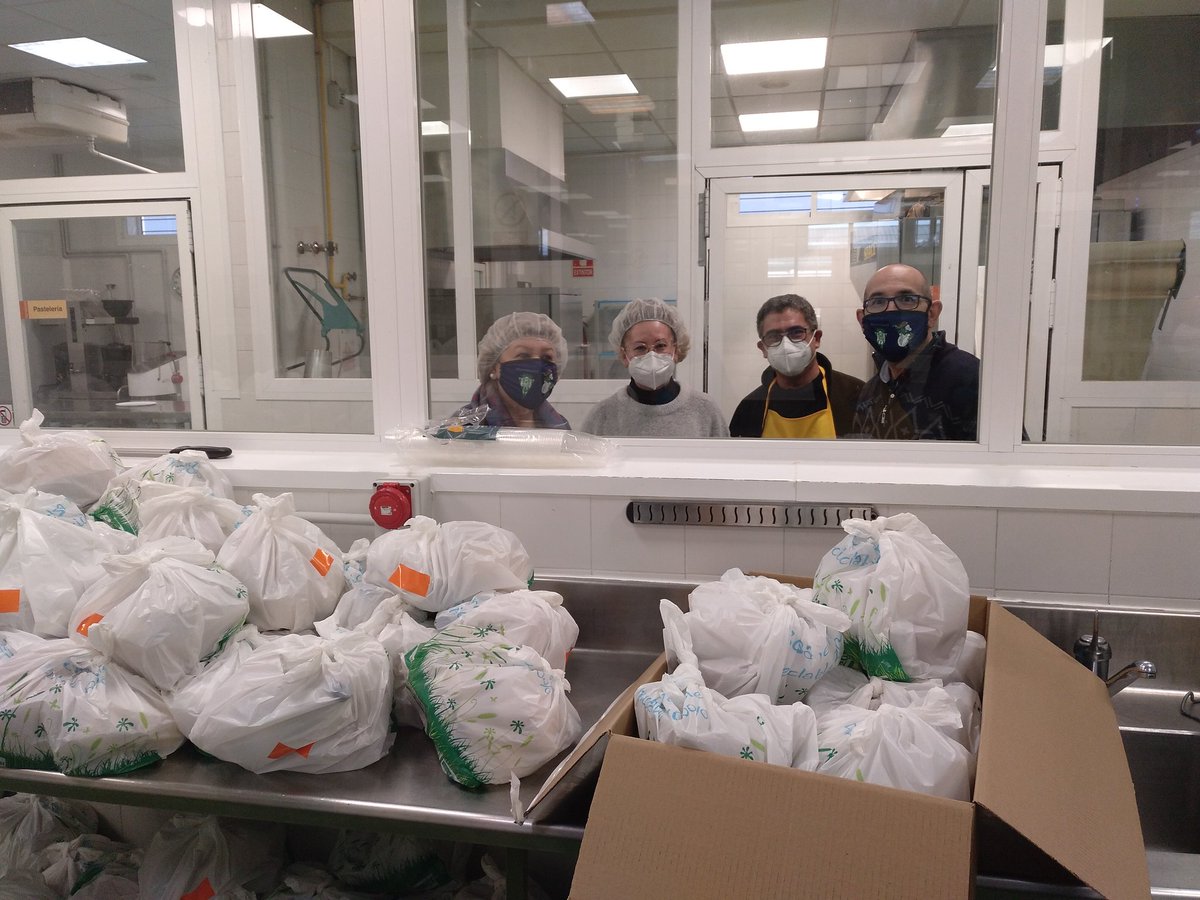 mushocordoba's tweet photo. Ya en casa y con los 500 menús camino de ser entregados a sus destinatarios. Emociones encontradas. Ojalá llegue el día en que no haga falta ser solidario para que todos los cordobeses cenen dignamente en Nochebuena.
Muchas gracias a todos por tener tanto corazón.
@cocinillasccf https://t.co/tp41uRfNOm