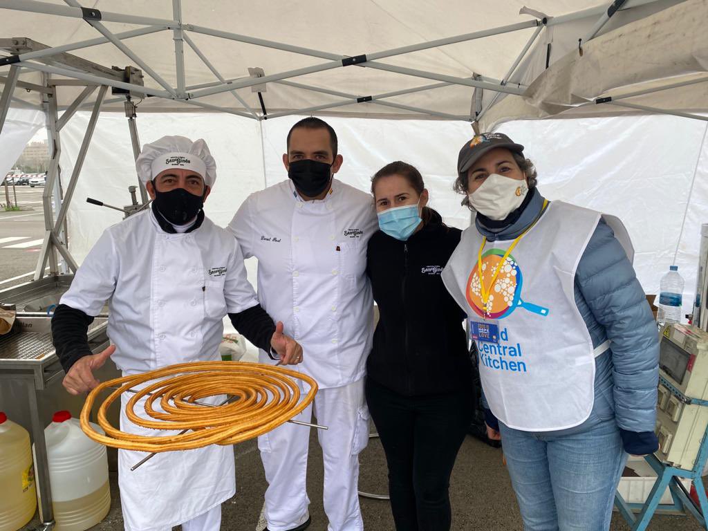 ChocoSanGines's tweet photo. Gracias por dejarnos participar en el evento SOLIDARIO más importante de estas Navidades: 30 000 comidas repartidas por @WCKitchen Desde San Ginés hemos aportado chocolate con churros para que los voluntarios recuperen fuerzas.

Gracias, voluntarios. Gracias, Madrid.
@MADRID https://t.co/ZyXf65jley