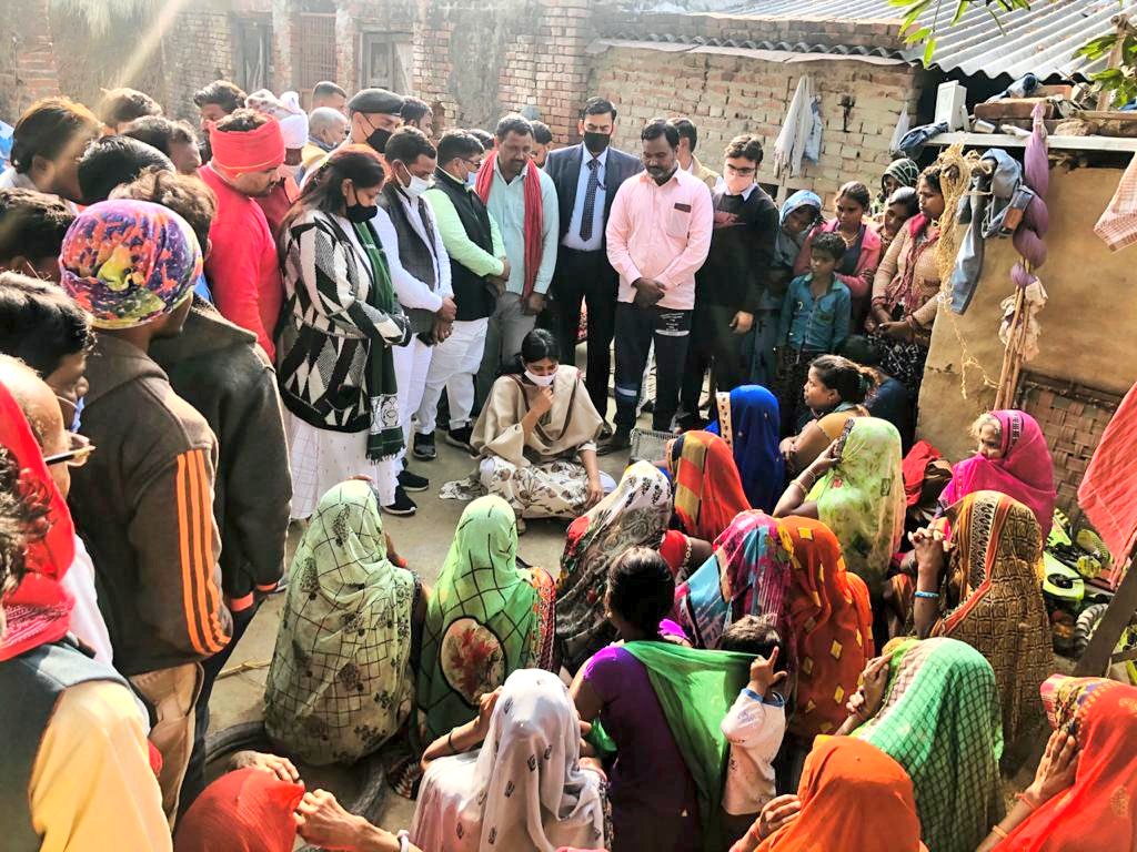 ApnaDalOfficial's tweet photo. वाराणसी के बड़ागांव थाना क्षेत्र के रायपुर(अनेई) गांव के 5 निवासियों के भीषण सड़क हादसे में आकस्मिक निधन की सूचना प्राप्त होते ही दुःख साझा करने पहुँची @ApnaDalOfficial की राष्ट्रीय अध्यक्ष श्रीमती @AnupriyaSPatel जी। https://t.co/ZX8Nbtnchh