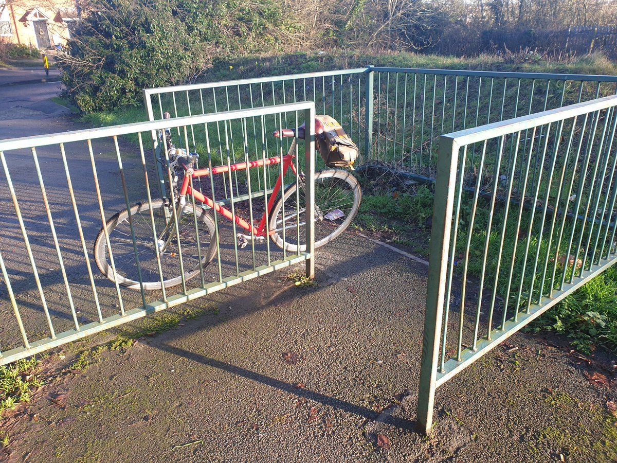 nn_cyclist's tweet photo. Nice cycle lane for Far Cotton. Perfect for shopping at #Tesco. But forget it if you're on a cargo bike, have a trailer, a kid on the back or a trike. Weekly shop by bike? Denied! C'mon, give people a chance to get out of their cars! @CycleNorthants @Cycle_northants #Northampton https://t.co/nzcaNQSEKk