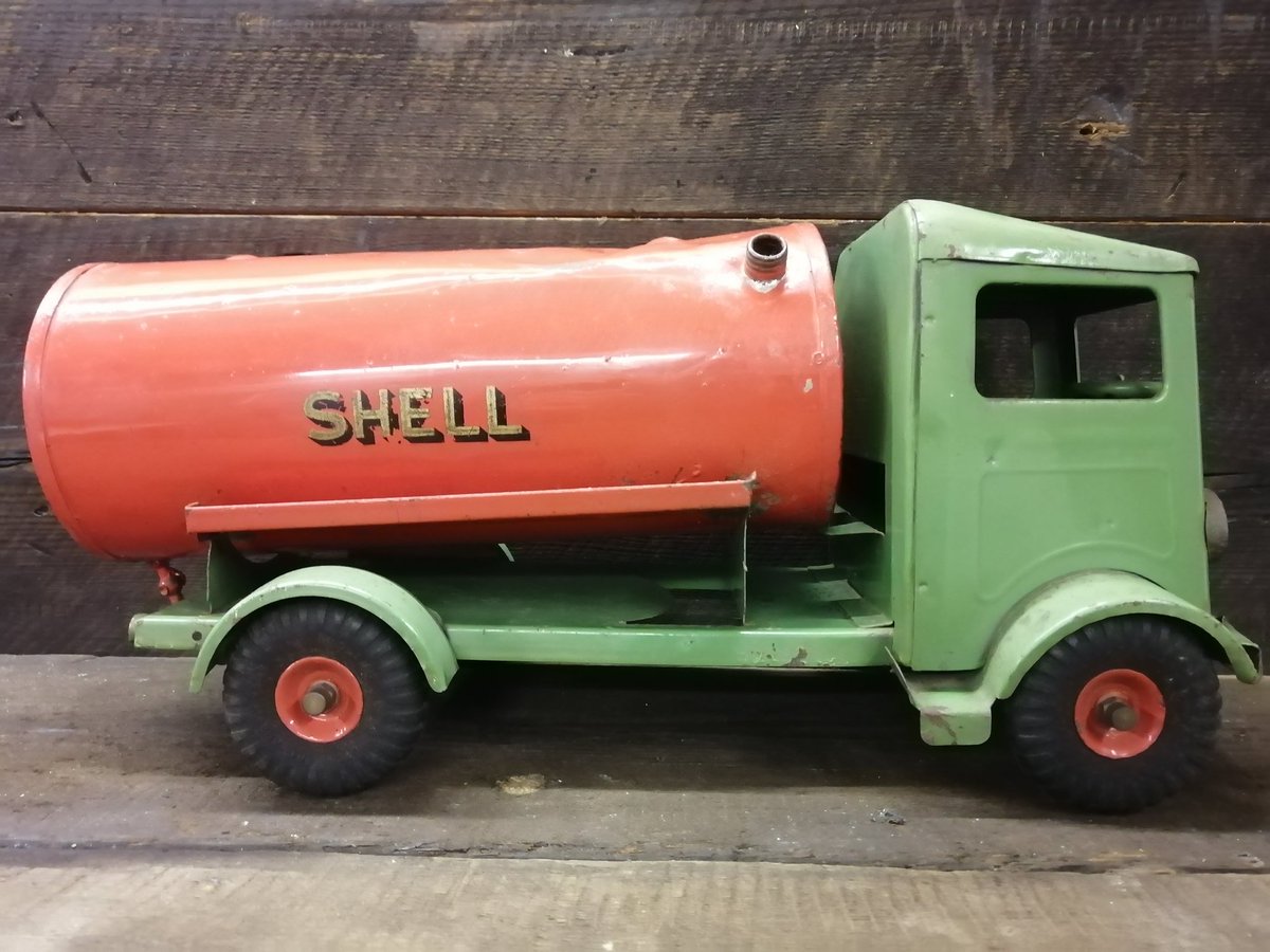 toysphil's tweet photo. Nice find to end the week Triang Shell tanker 👍😀
#ToyHunter #ToyCollector #ToyExpert #ToyHistorian #CornishToyHunter #Cornwall #PetolHead #HistoryBehindTheToys https://t.co/taNHomoSIA