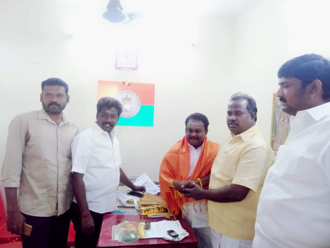 vivek19935's tweet photo. வன்னியர் சங்கம் செயலாளர் அண்ணன் கா.வைத்தி அவர்கள் நமது தேவேந்திர குல வேளாளர் நல சங்கம் அலுவலகத்திற்கு வருகை புரிந்தார்
#தேவேந்திரகுலவேளாளர் 
#வன்னியர்
திருச்சி மாவட்டம் https://t.co/URhukpZDlB