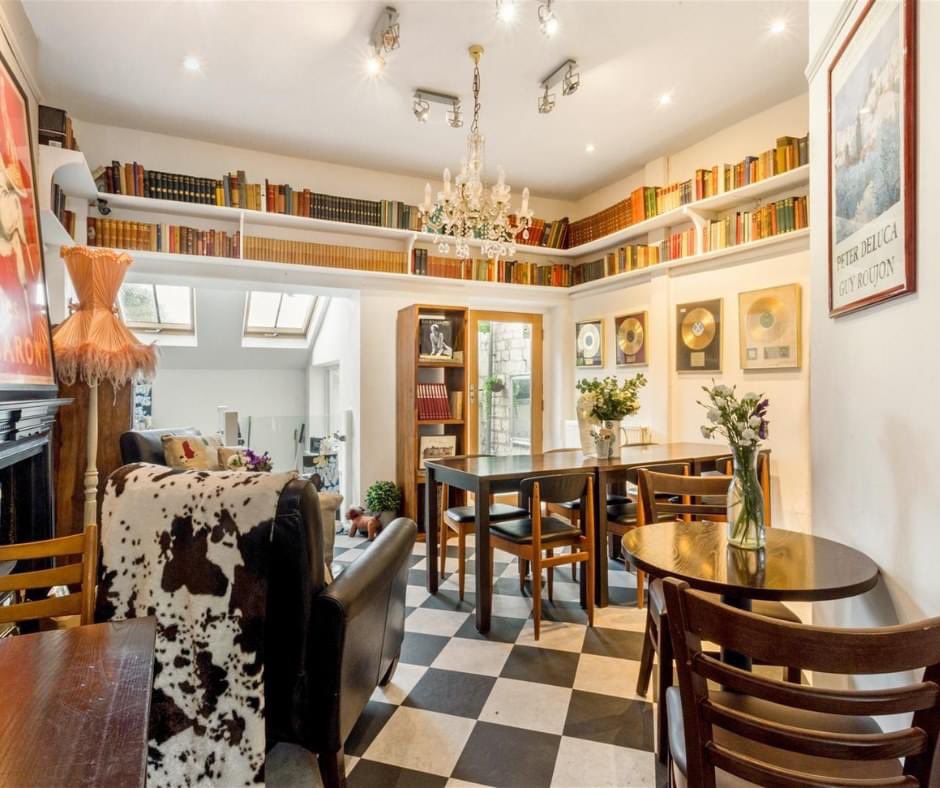 MurraysEstAgent's tweet photo. Day 24 opens the door on the potential for a whole new business opportunity. @PainswickPooch offers a successful café with a contemporary 2 storey apartment over. Embark on a whole new #2021 #business venture. Call Murrays on 01452 814655  https://t.co/pMNfmboYHk #AdventCalendar https://t.co/z0TLXGZO7P