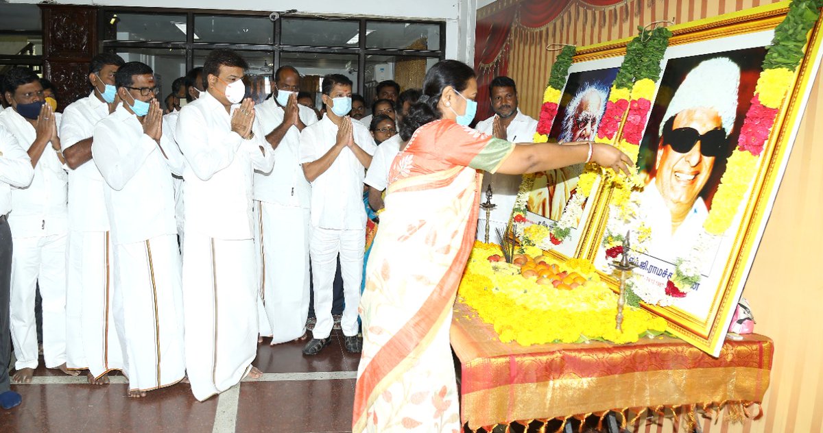 iVijayakant's tweet photo. தேமுதிக தலைமை கழகத்தில், கழக பொருளாளர் திருமதி.பிரேமலதா விஜயகாந்த், தந்தை பெரியார் அவர்களின் 47ஆம் ஆண்டு நினைவு நாளையும், புரட்சித் தலைவர் எம்.ஜி.ஆர். அவர்களின் 33 ஆம் ஆண்டு நினைவு நாளையும் முன்னிட்டு, அவர்களது திருவுருவ படங்களுக���கு மலர்தூவி அஞ்சலி செலுத்தினார்.
#Periyar | #MGR https://t.co/i9gK9Jg3XE