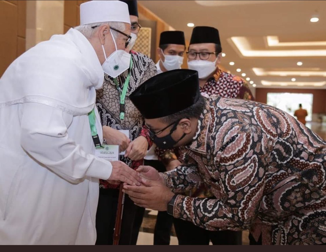 Gus Mentri Agama <a href="/Ansor_Satu/">yaqut cholil qoumas</a> salim takdzim kepada Habib Zen bin Smith Ketua Robitoh Alawiyin. Ini adalah sikap santri terhadap ulama dan habaib. Ada yg bilang jokowi ngangkat menag utk mukul islam, kalau mentrinya begini gimana kira2....