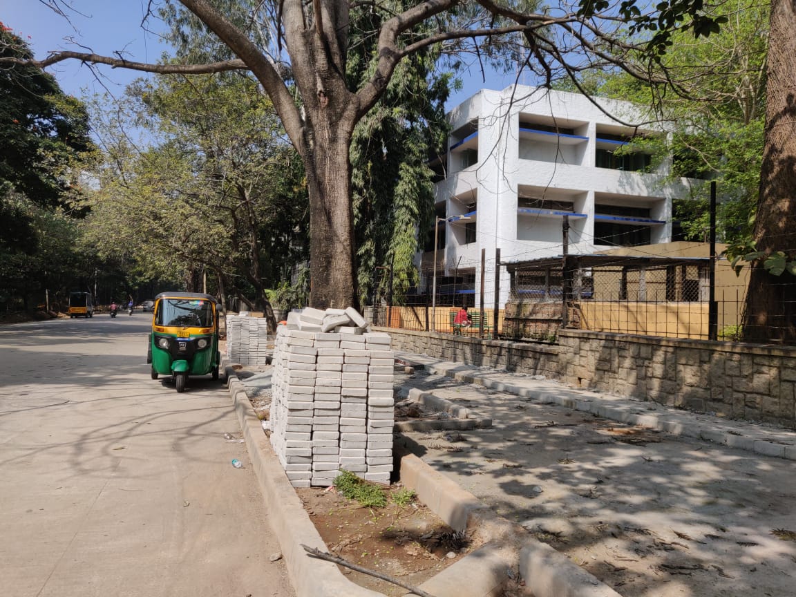 Malleswaram_ULL's tweet photo. This is Democracy! Volunteers from Malleswaram meet with the concerned BBMP officials regarding improvements to road works on 8th main.

#Malleswaram_ULL #MalleswaramUrbanLivingLab #sensinglocal #malleswaramsocial #walkableneighbourhood #livablecities https://t.co/0tTwOCJ2Zc