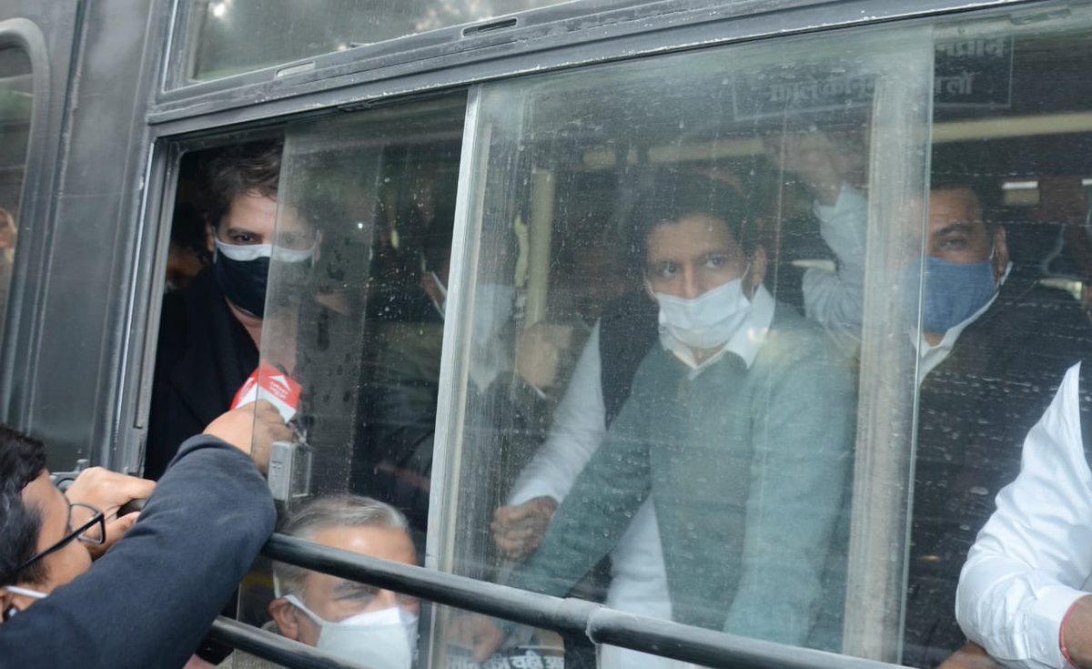 DeependerSHooda's tweet photo. किसानों के समर्थन और 3 कानूनों के खिलाफ @RahulGandhi जी के नेतृत्व में राष्ट्रपति भवन तक कांग्रेस के मार्च को रोकना, @priyankagandhi जी समेत हम सांसदो व CWC सदस्यों को गिरफ्तार करना BJP सरकार की तानाशाही है।
क्या किसान का साथ देना गुनहा है?
क्या शांतिपूर्ण मार्च करना अपराध है? https://t.co/fy7JIrHuwu