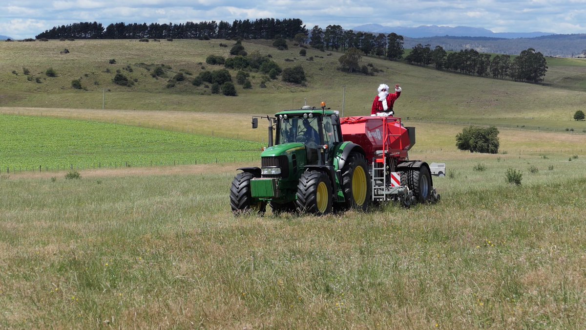 HillcrestTas's tweet photo. First sighting of Santa for the year! The slick new sleigh must be easy to pull, which Rudolph the reindeer is enjoying. #Novag #JohnDeere #regenerativeagriculture @CarrfieldsM @CarrfieldsNZ @NovagTForce @JohnDeere https://t.co/i1rk9olXrl