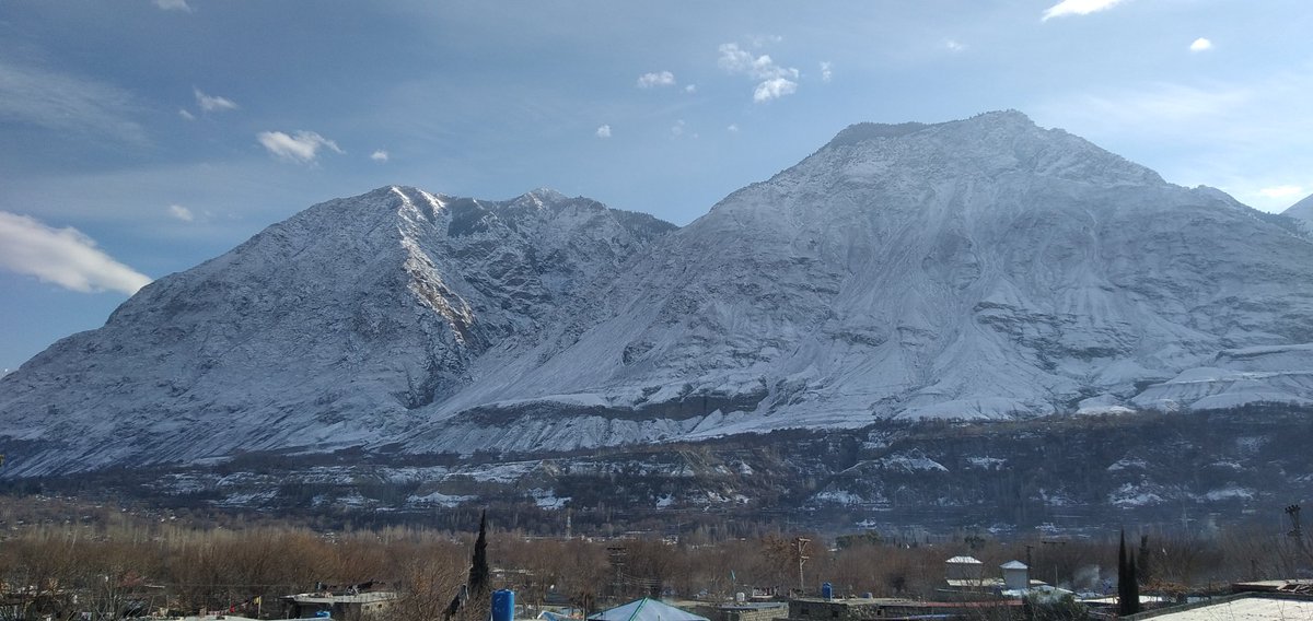 imShahzad_ahmad's tweet photo. #گلگت
سال 2020 کی پہلی برف باری کے بعد پہاڑوں کا خوبصورت منظر
#BeautifulGilGit
#ILoveGilGit
@MaryamNSharif
@ZeshanMalick
@MahsudZeeshan
@masroorgilgiti https://t.co/IjmbS88qjE