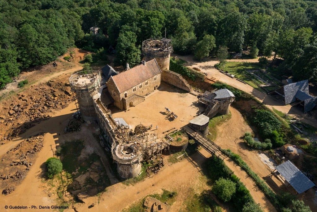 EvanKirstel's tweet photo. Guédelon Castle is an experiment in which people are using medieval technology to construct a castle the way they would have in the 12th century. Is started in 1997 and is estimated to be complete by 2023. https://t.co/1H298dc08J https://t.co/dWVwCam3xa