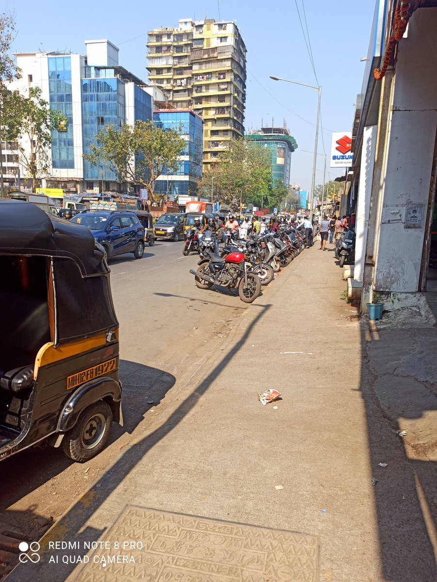 9Maharashtra's tweet photo. @CPMumbaiPolice @MumbaiPolice @mtptraffic Purna divas aani varashache 365 days ithe Purna wel bike parking aste kadhi karwahi hot nahi.

Karwai hote te unknown bikes and 4 wheeler wahne yanchywar.. . Aata d n Nagar karan sangnar aamhala khup Kam aahe.... https://t.co/uOTItgtVX4