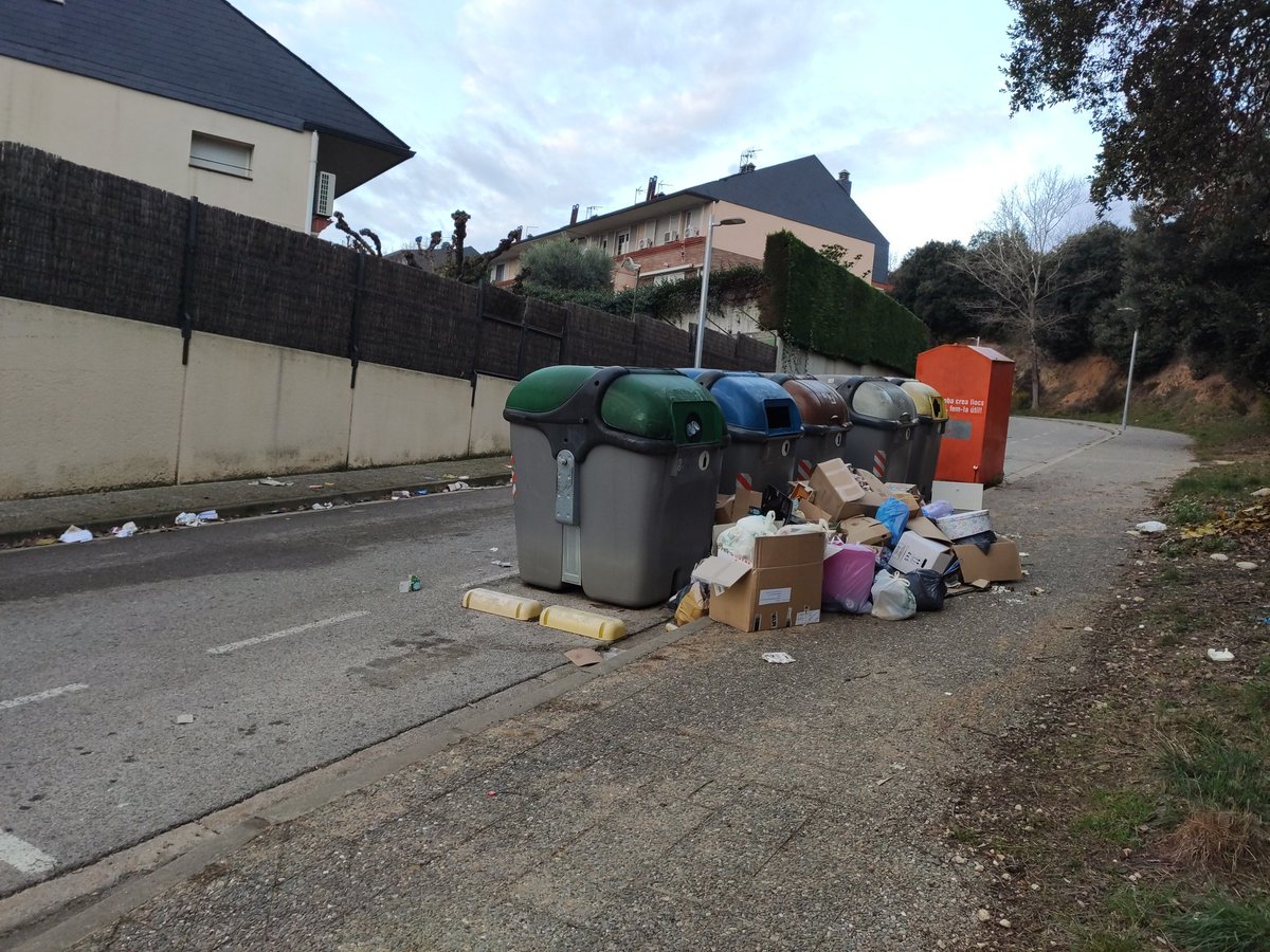 bonshoms's tweet photo. @GuanyemGirona @girona_cat @alcaldessa_gi c. Estudi General Girona ens aixequem el 8 dia consecutiu sense que hagin passat a recollir les escombreries... Moltes gràcies per la bona gestió dels nostres impostos. https://t.co/HphEh6KO6M