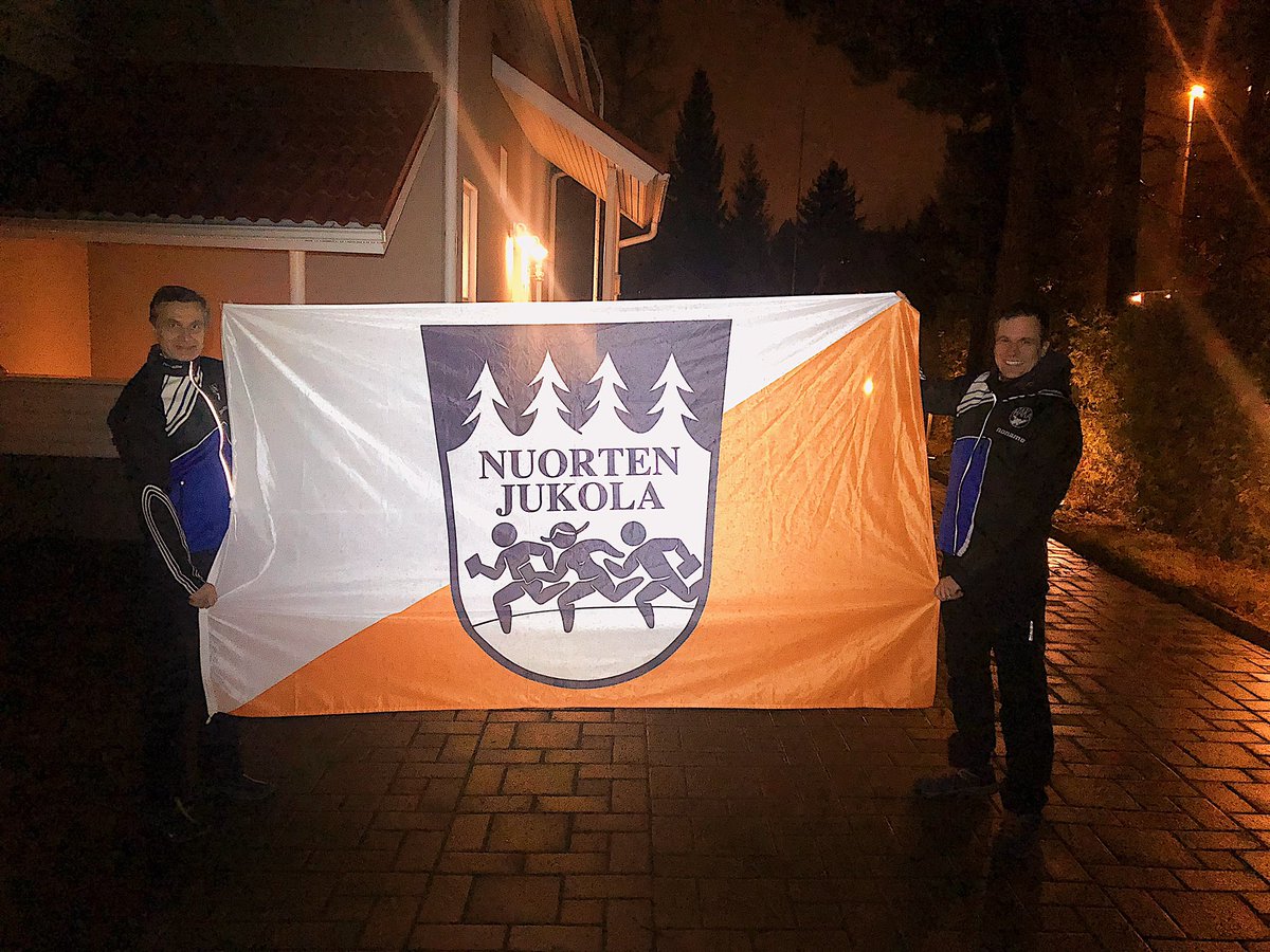 Järjestäjät ovat olleet ahkeria ja kilttejä joulun alla, joten joulupukki päättikin palkita meidät Nuorten Jukolan lipulla ja tsemppiviestillä🎅!

Kilpailunjohtajalla ja ratamestarilla oli hymy herkässä pakettia avatessa😀

Hyvää joulua kaikille!🌲

#nuortenjukola  #suunnistus