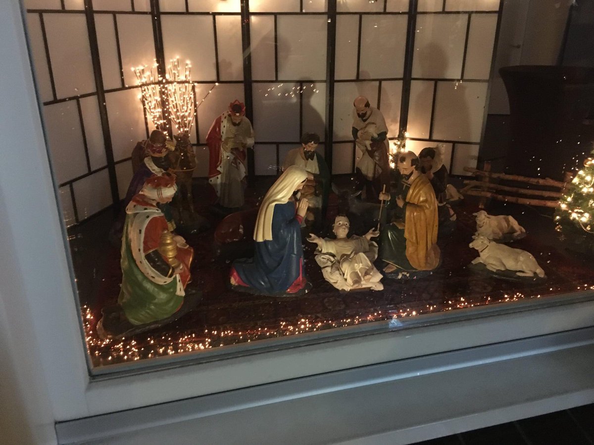 Met hulp van de jongeren is in het Parochieel Centrum de Kapelaan (naast de Nicolaaskerk) een kerststal opgebouwd. Vanaf het Nicolaasplein goed te bekijken. Leuk voor groot en klein. Komt dat zien!