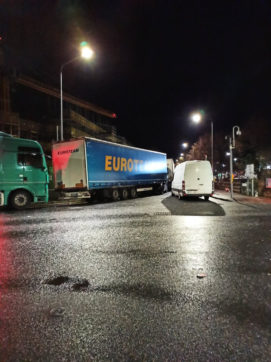 tadeusz3030's tweet photo. @bbcsoutheast Photos taken within 10 minutes of each other this morning. A2 at Guston clear, Dover town gridlocked, what's going on?? https://t.co/LA3EoyHOMj