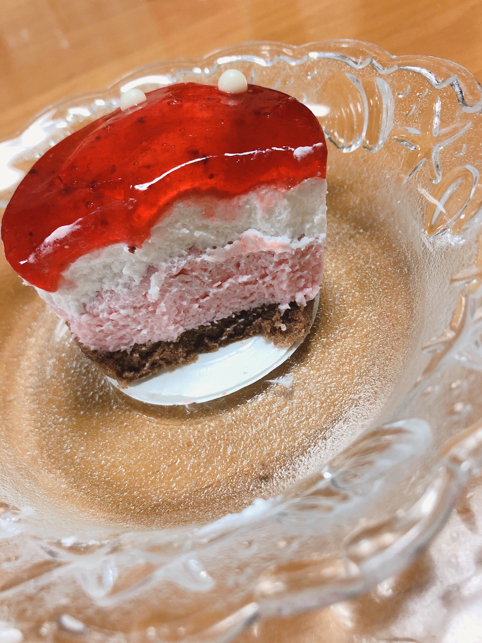 はちみつれもん おやつ 苺のムースケーキ おばあちゃんが買ってきてくれたケーキをおやつに食べました 家にある大量のケーキ消費しないと 上のストロベリージャムの酸味と苺ムース 生クリームの甘さが合って美味しかった 今日は夜も