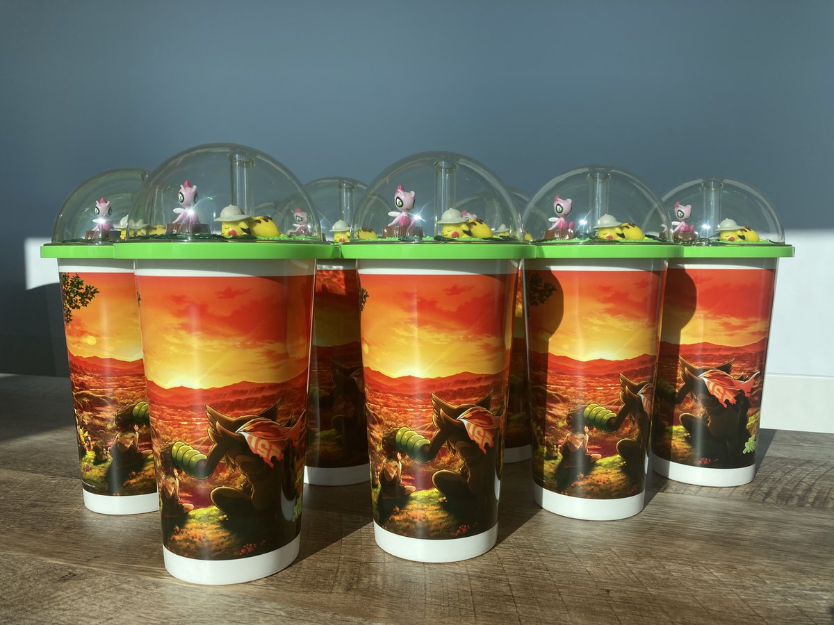 ムービック宣伝中の人 12 25 金 公開 劇場版ポケットモンスター ココ より テラリウム風ドリンクケースを映画館飲食売店にて発売 劇場版ピカチュウとセレビィ 色違い のかわいいフィギュアが中に入ってます 一部映画館ではお取り扱いがございません