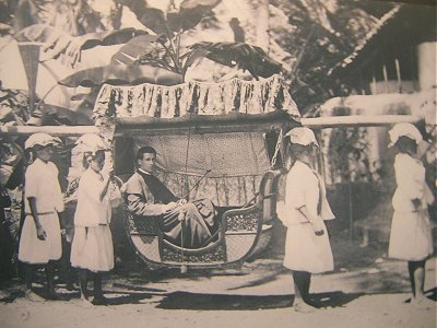 Padre Being Carried in a palanquin?19th century Sedan, Goa pic from  http://kamat.com 