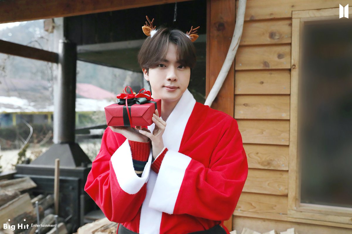 seokjinfile's tweet photo. Happy Holidays with Jin 🎅🏼🎁 https://t.co/PyCSsvPLfY