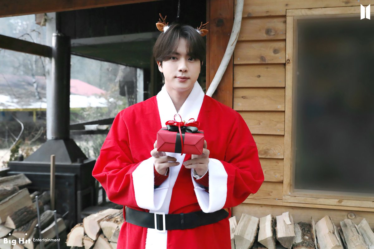 seokjinfile's tweet photo. Happy Holidays with Jin 🎅🏼🎁 https://t.co/PyCSsvPLfY