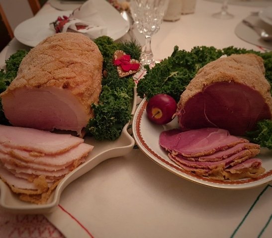 Med önskan om en riktigt God Jul serveras här julskinka från Skaraborg och svenskt vildsvin. #julskinka #vildsvin