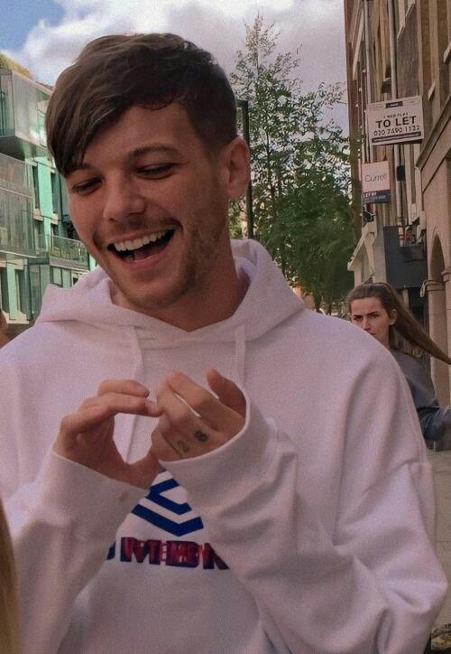 harryxjimmin's tweet photo. Happy birthday to Directioners sunshine.
 
Thank you for being there for us
Thank you for amazing music
Thank you for your love
Thank you for being born
Thank you for everything

I love you @Louis_Tomlinson

#HappyBirthdayLouisTomlinson https://t.co/FIKQNe6kAE