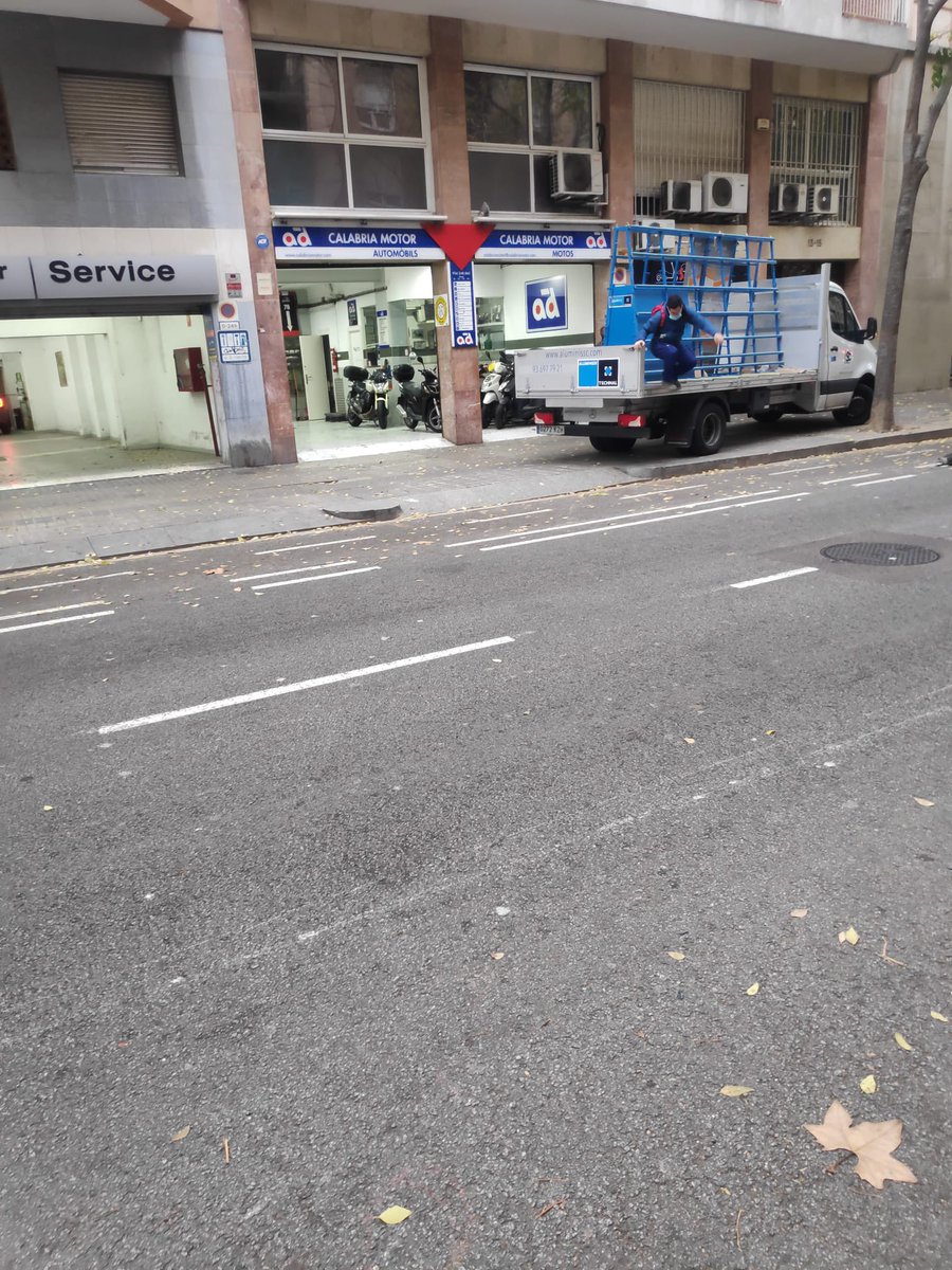 albnet74's tweet photo. @bcn_ajuntament @AdaColau  @QuimMonzo avui un vehicle ha estacionat al meu gual a descarregar llavors em podeu explicar si haig de cobrar alguna taxa per utilització i desgast de la meva vorera?? No sé si em feu més vergonya o fàstig https://t.co/LYCy935a7a
