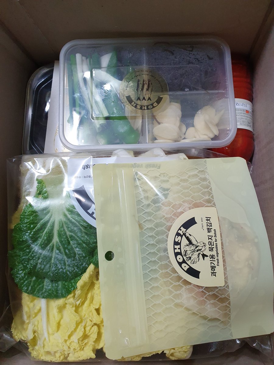 갑자기 
먹음직스러운 과메기 한상자가 도착했는데..
이름도 전번도 없어
당췌 어느분께서 보내셨는지
답답하네요

아마
으름덩쿨 받으시고 고맙다고
선물 하신 모양입니다만..
안보내셔도 되는데 
이왕 왔으니 크리스마스 이브
잔치 잘 하겠습니다 

어여 
쪽지라도 연락주시면
고맙겠습니다