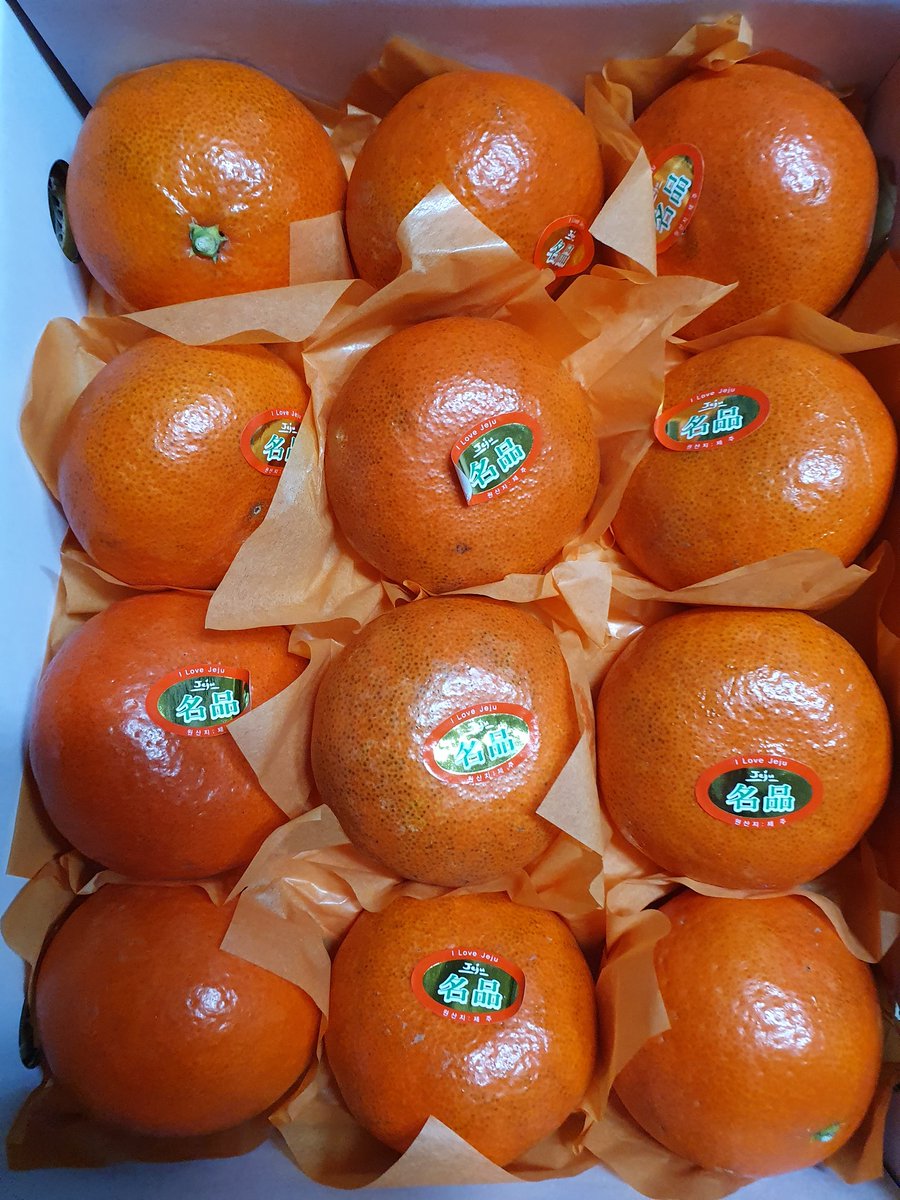 아..거참..
으름덩쿨 쪼금 받으셨다고
자꾸 선물 보내시면
삐질 겁니다

암튼
보내주신 이화향은
잘 먹겠습니다 
고맙습니다 

또 케익쿠폰 보내주신
트친님..잘 먹겠습니다 

앞으로 
누구든 무엇이든 보내시면
거절하겠습니다