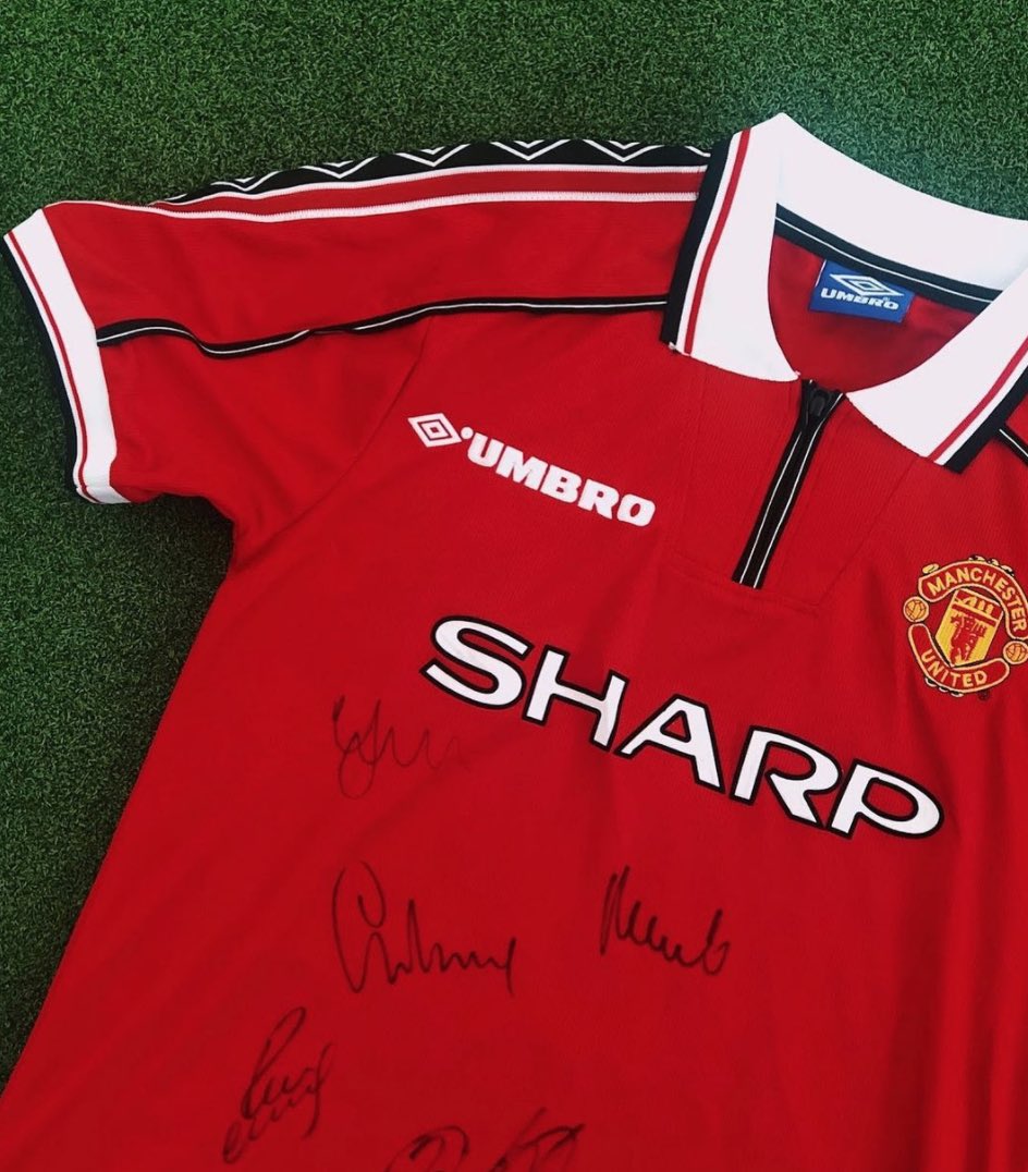 24/25... here we go 🤩 Today's prize is a Manchester United shirt signed by all the lads! Ryan Giggs, Gary Neville, Paul Scholes, Nicky Butt and Phil Neville. Like/retweet/share to win. Winner announced at 6pm. #HFChristmasCountdown 🎄 🎁