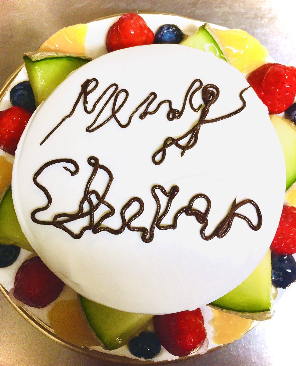 栃ナビ クリスマスイブですな 既出ですが 数年前 娘達のために慣れないチョコペンでケーキに手書きのメッセージを書いた 哀れな結果をご覧ください ペンを温めすぎてユルルルル とチョコが噴出し 制御不能に 書けねえよ初心者にこんなの