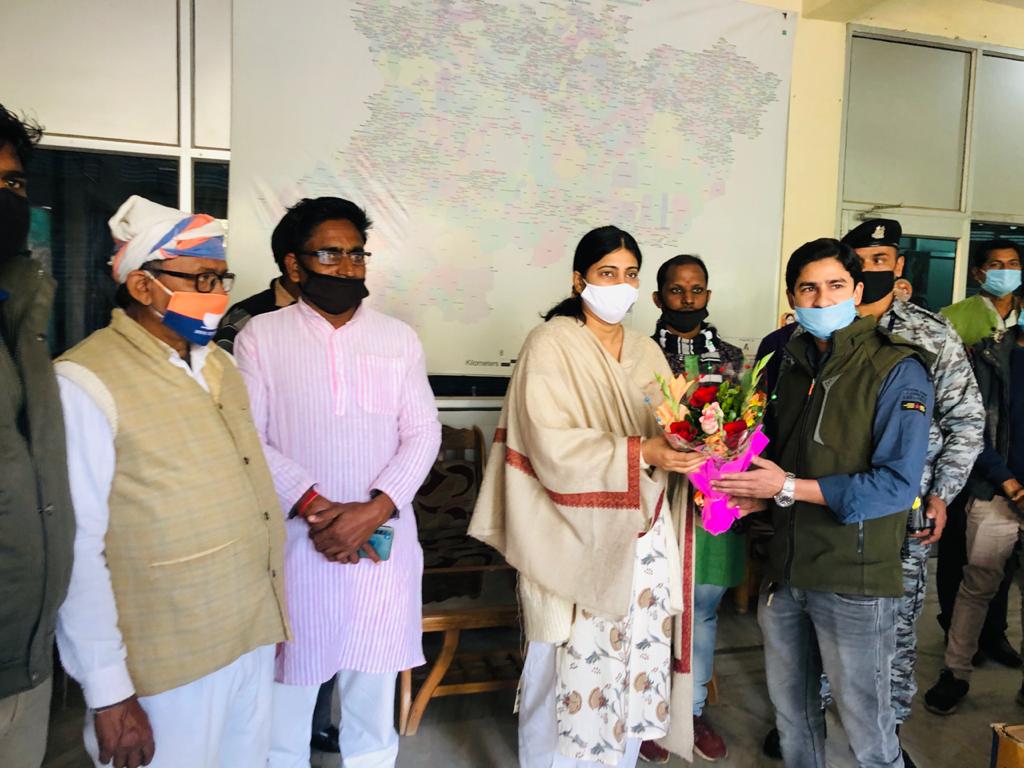 AnupriyaSPatel's tweet photo. आज जनसंपर्क कार्यालय, मिर्ज़ापुर पर आए हुए सभी साथियों से मुलाकात करते हुए https://t.co/dURInDO3m9