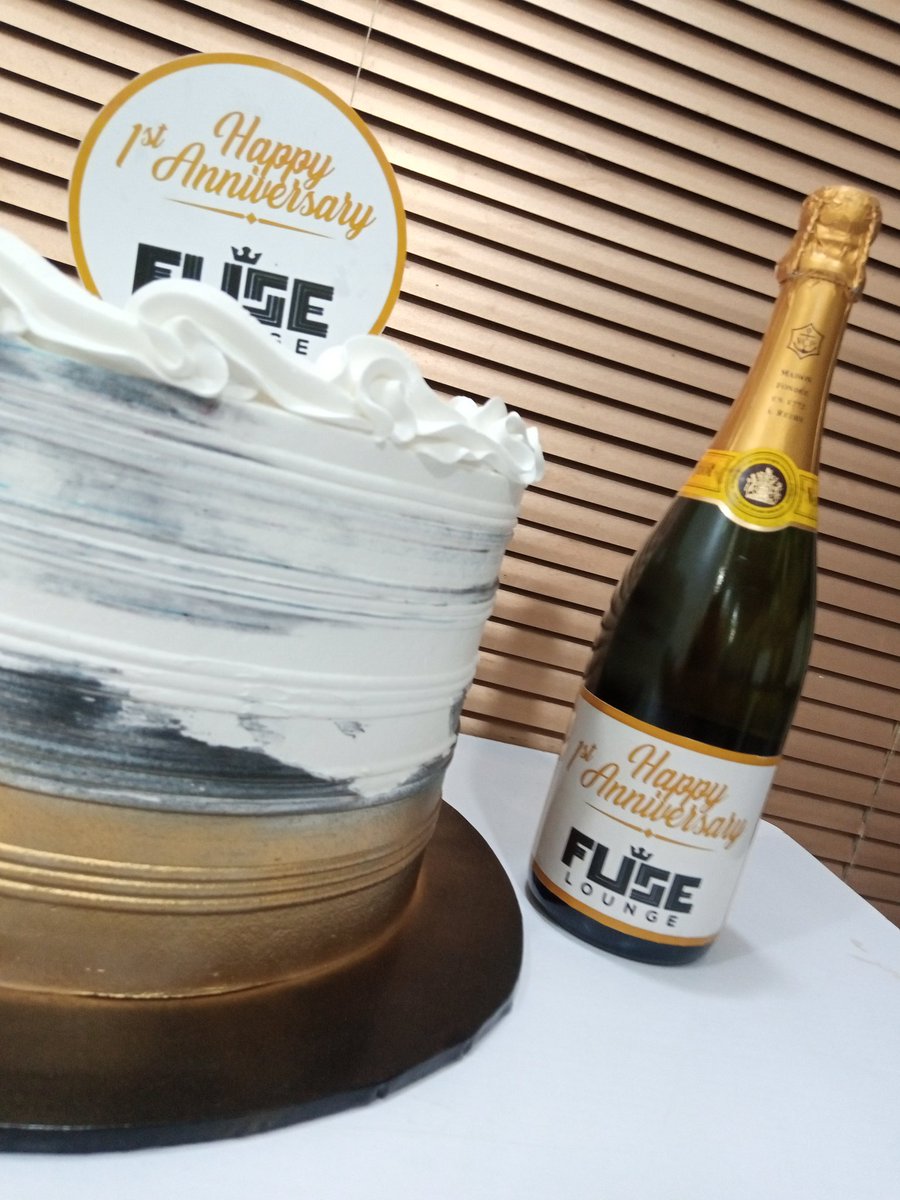 SirKayKitchen's tweet photo. One year down.... forever to go @fuseloungekd πΎπ
Pls help retweet πππ
#cakesbysirkay #cakes #cakesinkaduna #birthdaycake #buttercreamcakes #kaduna #cakesoftwitter #kadunavendor #kadunabakers #kadunacakes #bestcakesinkaduna #kdcakes https://t.co/JMkZRwxble