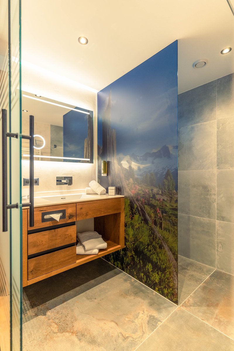 Dürfen wir vorstellen: unsere neuen Doppelzimmer im Hotel✨🤍

*ca. 20 m² Wohnraum für 2 Personen
*Schlafzimmer mit Sitzecke &amp; Balkon
*Parkett-Holzboden
*Badezimmer mit Dusche/WC
*Leih-Bademäntel &amp; Haarföhn
*Safe
*LCD-TV, Telefon, Radio, WLAN

#comfortable #cosytimes #Goodtimes