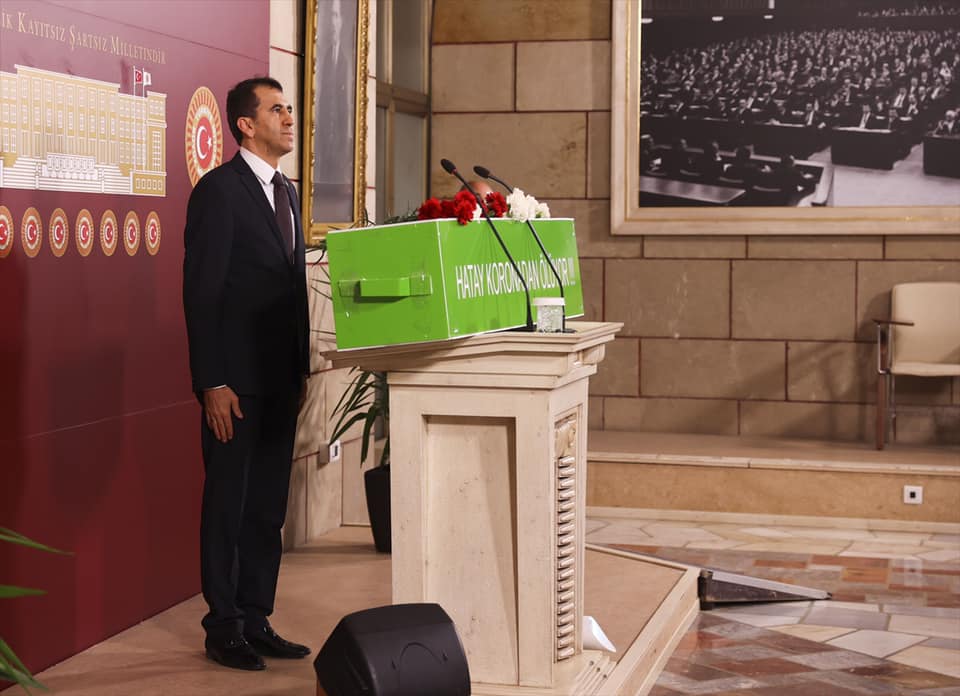 MİLLETVEKİ TOPAL TBMM DE TABUTLA HATAY’DAKİ CORONA SALGININA DİKKAT ÇEKTİ

CHP Hatay Milletvekili Serkan Topal, Hatay'daki Kovid-19 vakalarının önüne geçmek için hükümetin karantina uygulanmasını başlatmasını istedi.