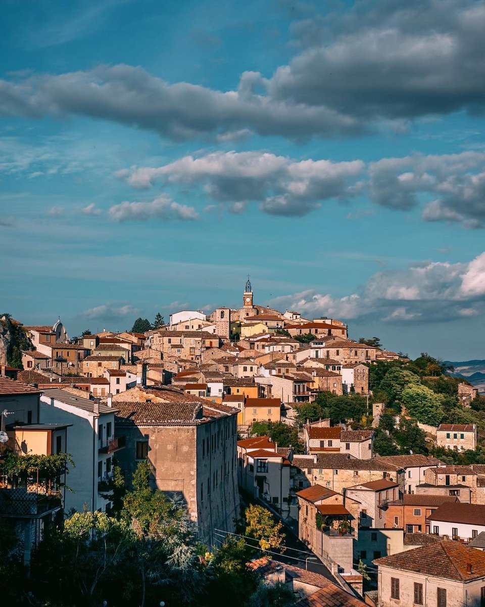Ultimamente il comune di #Castropignano ha approvato il progetto “Case a 1 euro” che consiste nella cessione agevolata degli immobili presenti sul territorio comunale gratuitamente (o a un prezzo simbolico). Un bel borgo dove passare le vacanze! 😎